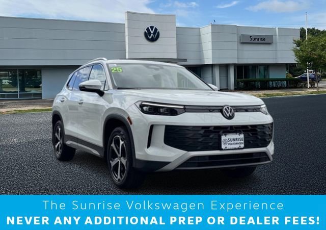 Used 2025 Volkswagen Tiguan SE AWD/4WD image 1