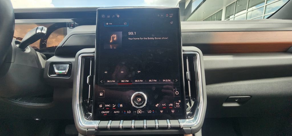 Used 2025 GMC Yukon XL Denali RWD image 36