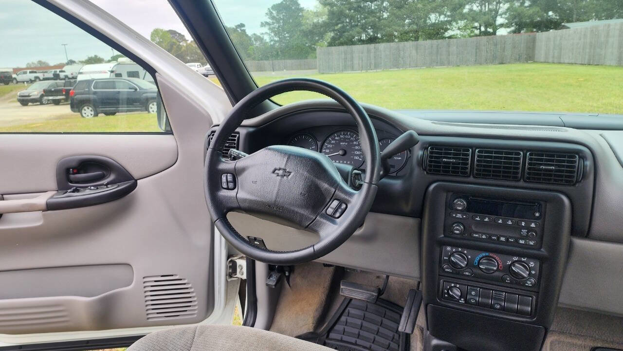 Used 2004 Chevrolet Venture LT FWD image 28