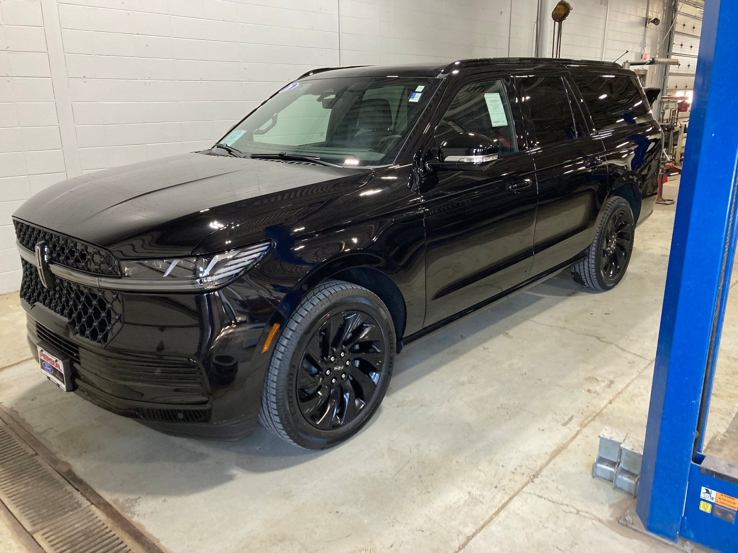 Used 2026 Lincoln Navigator L Reserve w/ Jet Appearance Package AWD/4WD image 1