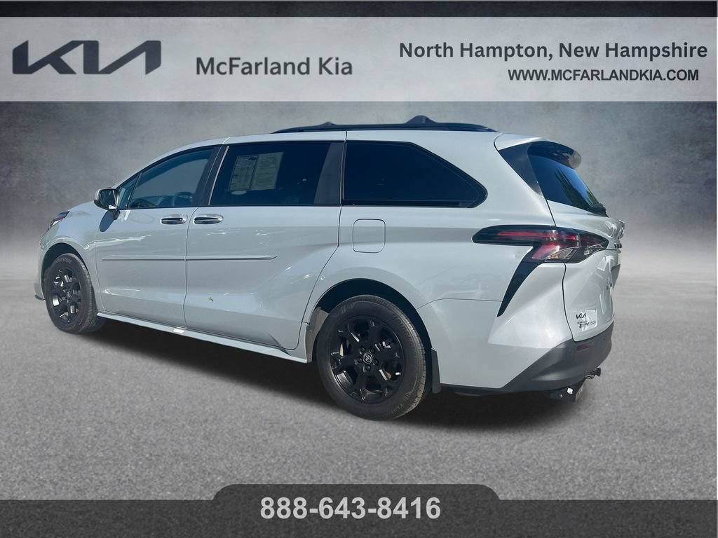 Used 2025 Toyota Sienna XLE Woodland Edition AWD/4WD image 7