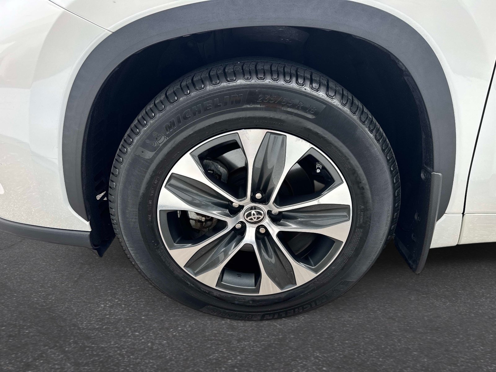 Used 2021 Toyota Highlander XLE AWD/4WD image 10