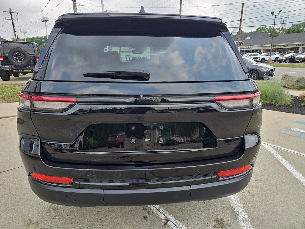Certified 2025 Jeep Grand Cherokee Altitude AWD/4WD image 14