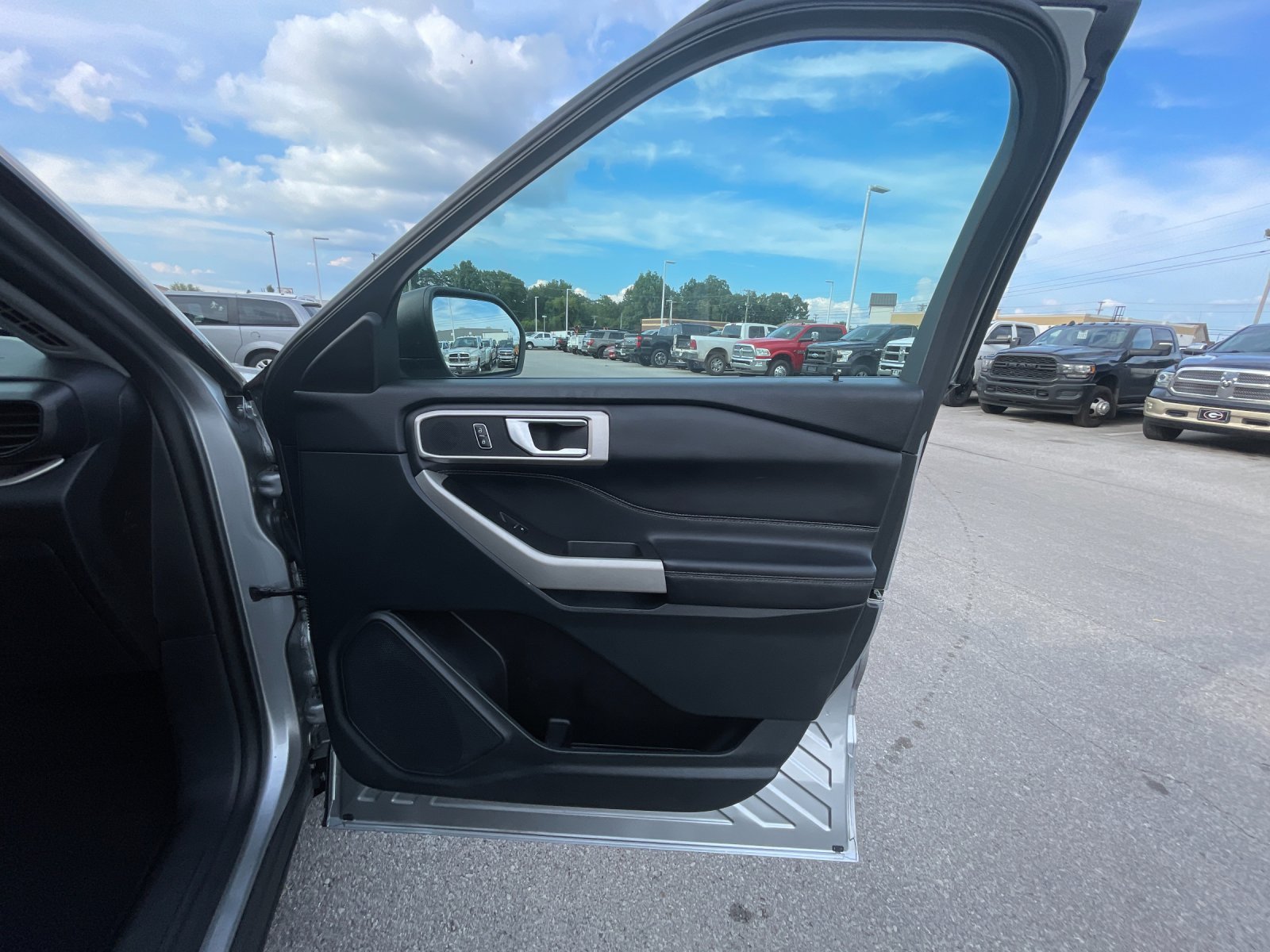 Used 2023 Ford Explorer XLT RWD image 21