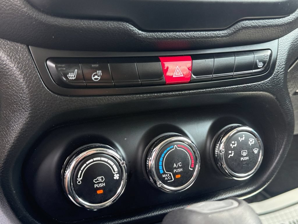 Used 2017 Jeep Renegade Latitude w/ Cold Weather Group AWD/4WD image 23