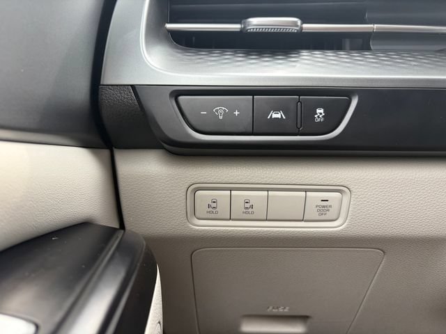 Used 2023 Kia Carnival LX FWD image 19