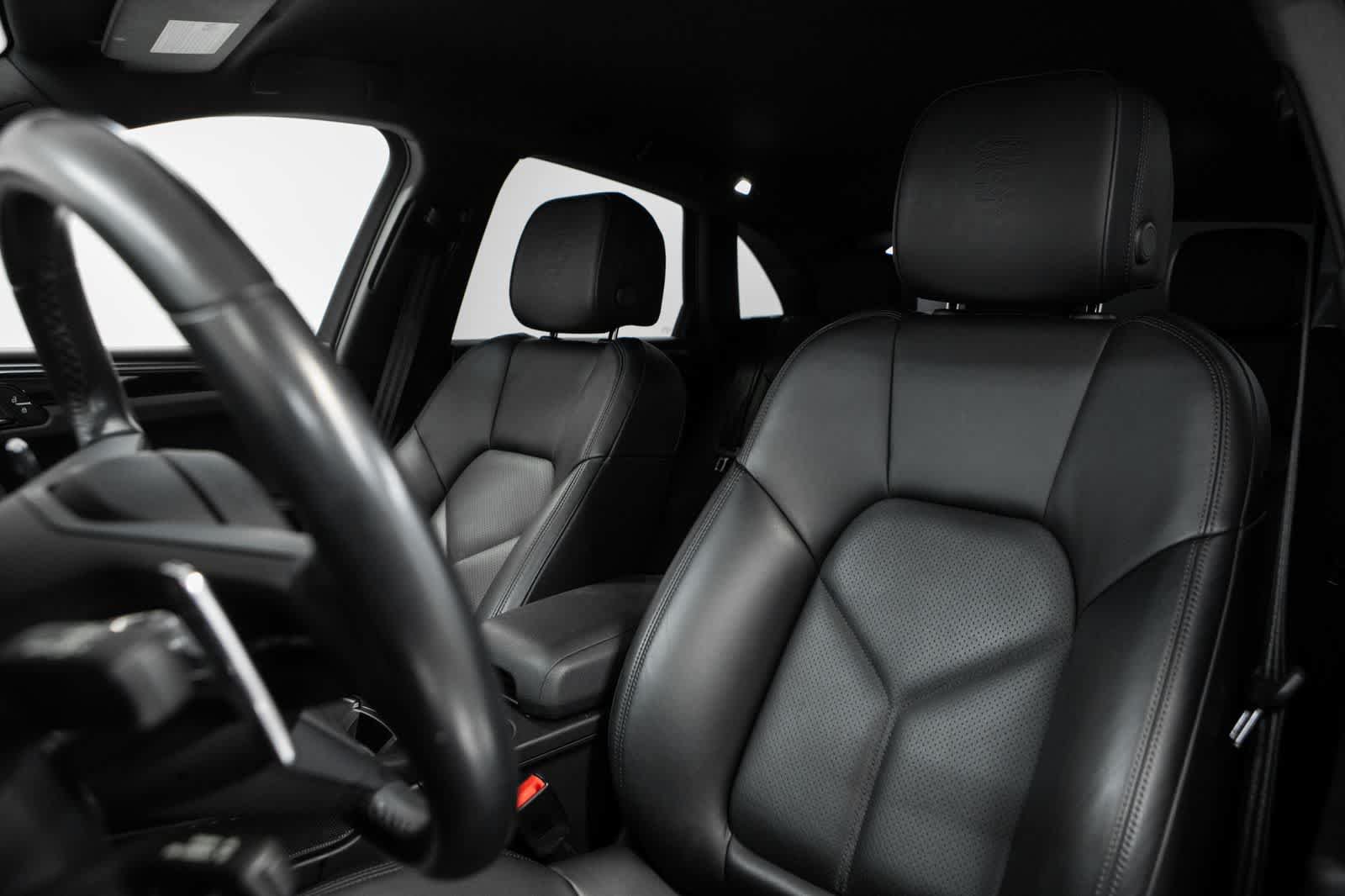 Certified 2023 Porsche Macan AWD/4WD image 5