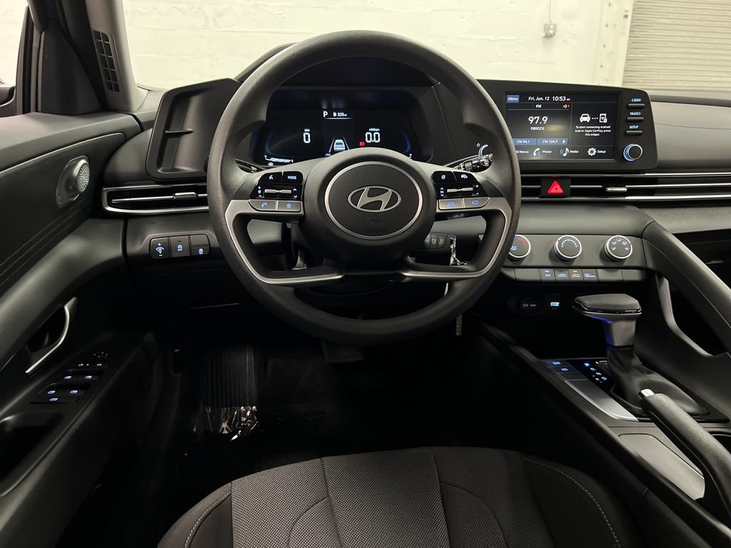 Used 2025 Hyundai Elantra SE w/ Cargo Package FWD image 14