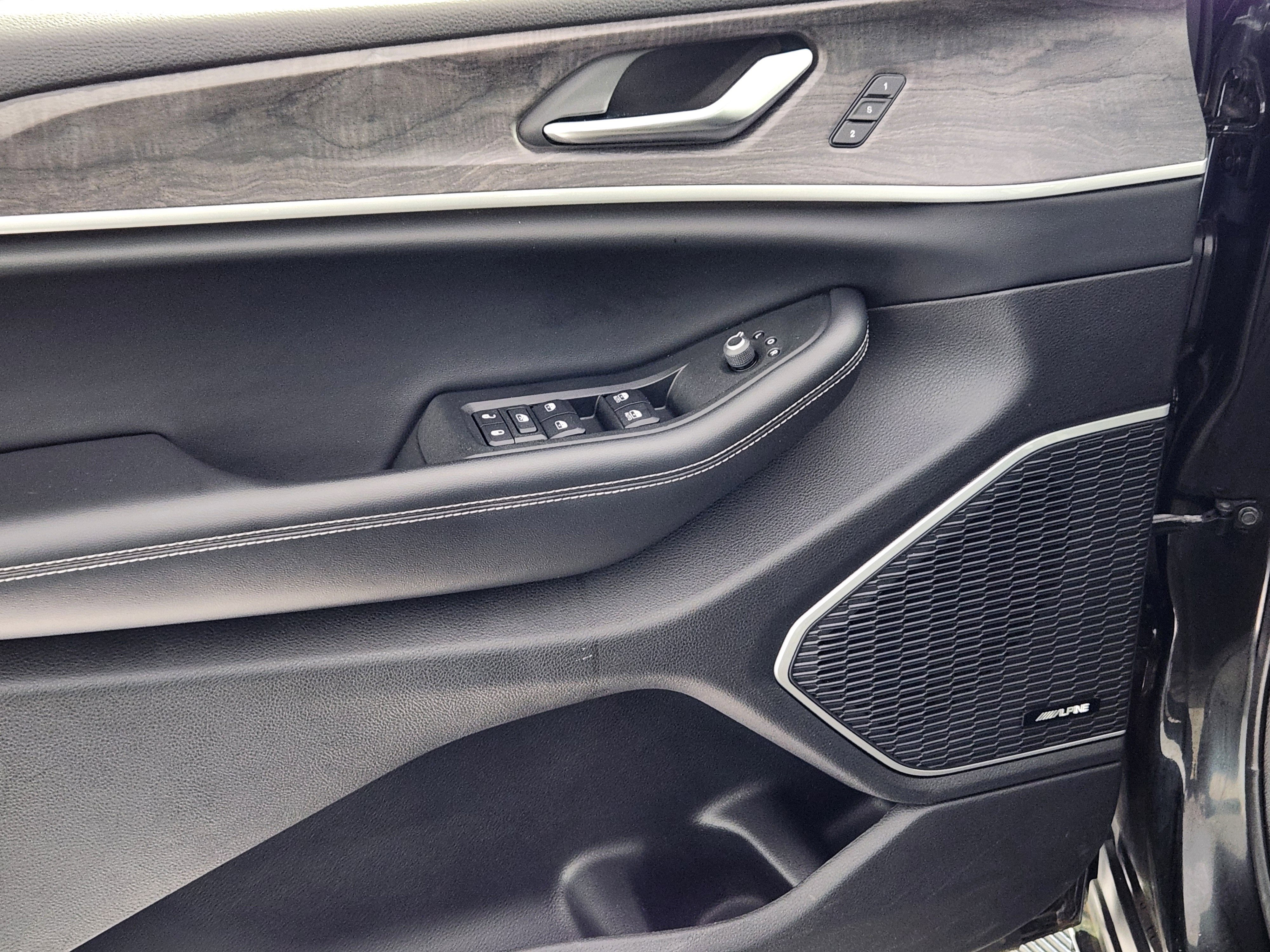 Used 2021 Jeep Grand Cherokee L Limited w/ Luxury Tech Group II image 16