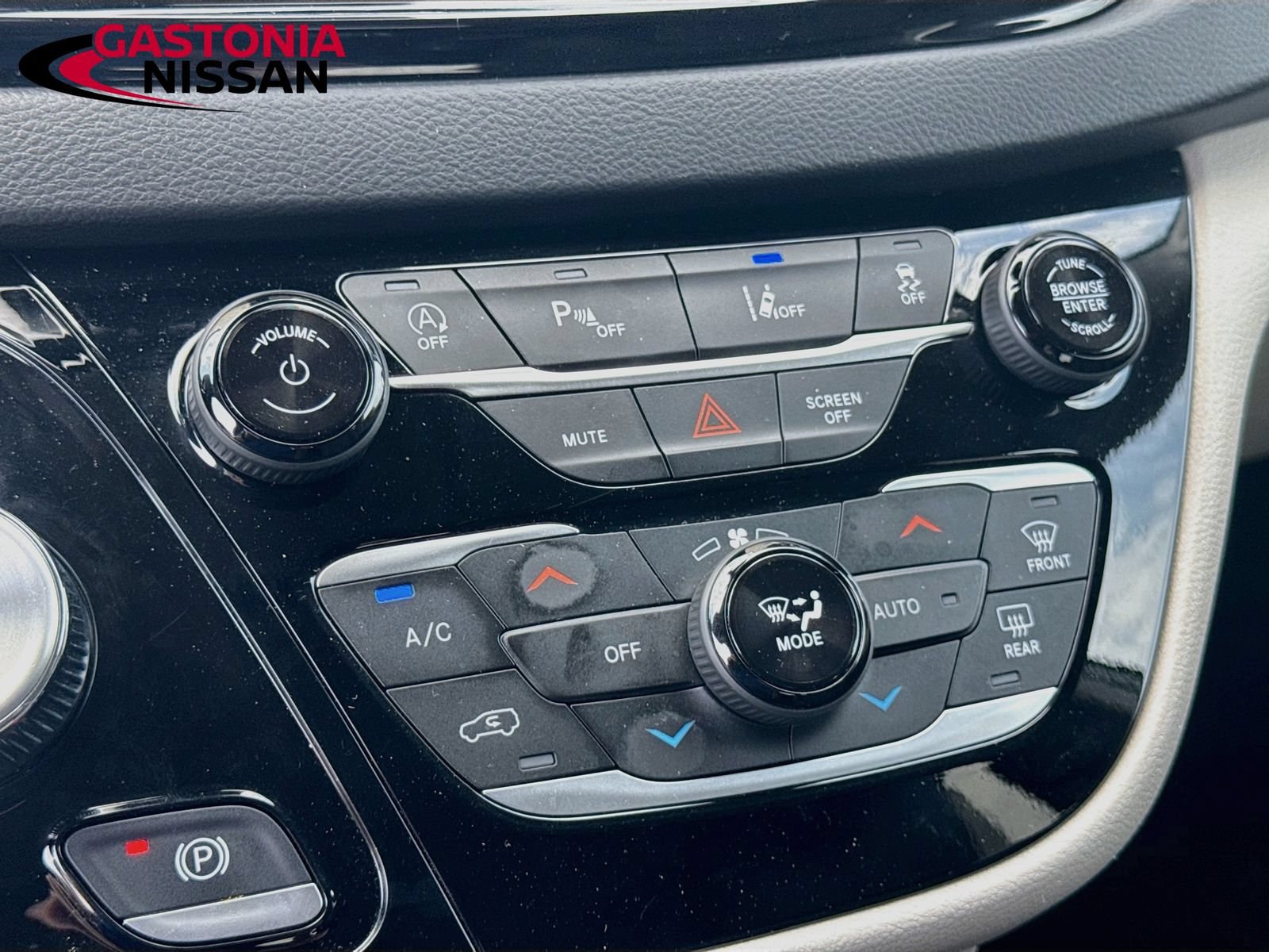 Used 2024 Chrysler Pacifica Touring-L FWD image 21