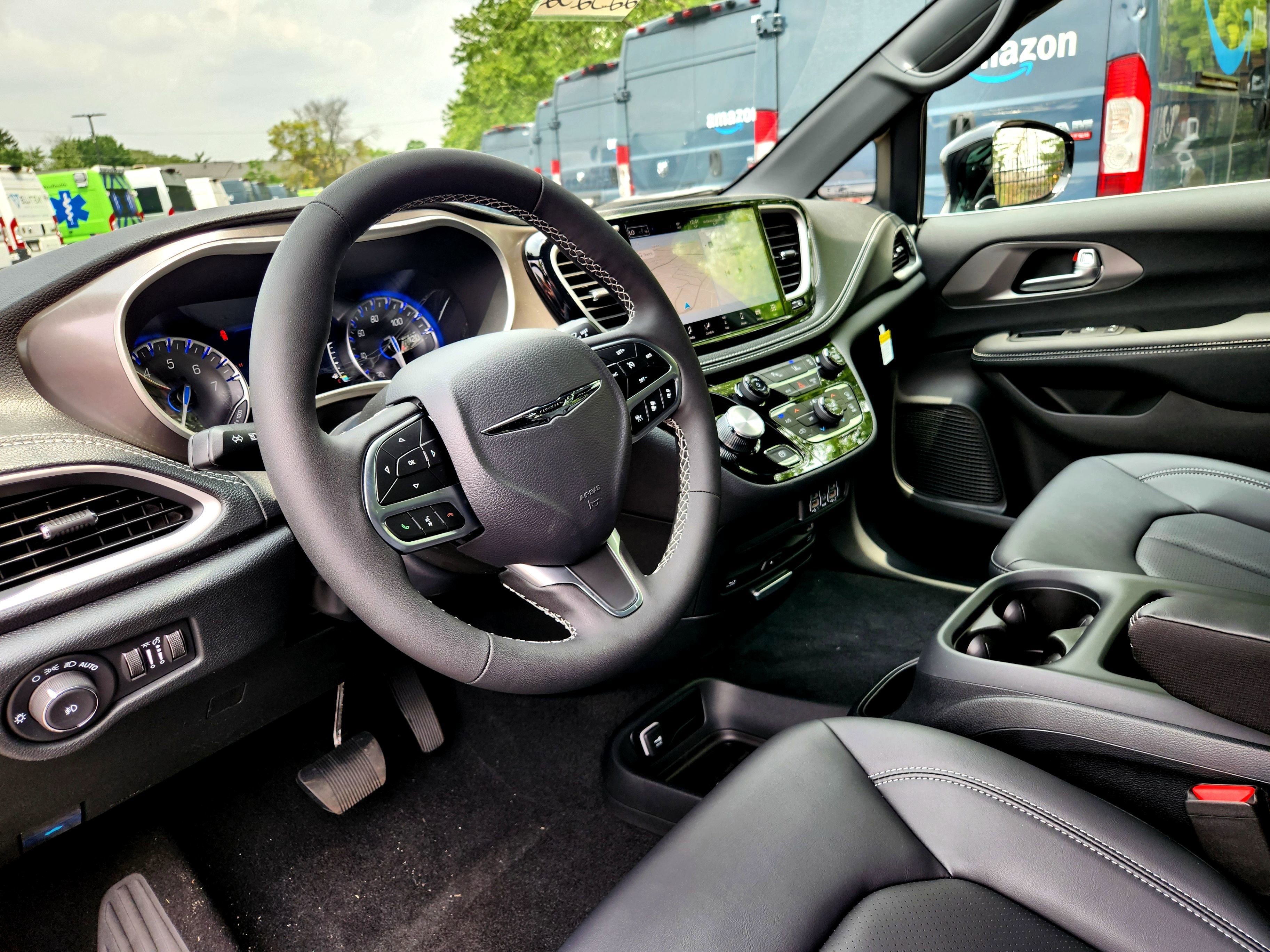 New 2025 Chrysler Pacifica Select w/ Uconnect Theater Family Group image 21