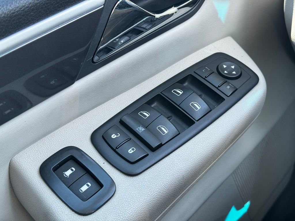 Used 2010 Volkswagen Routan SE image 29