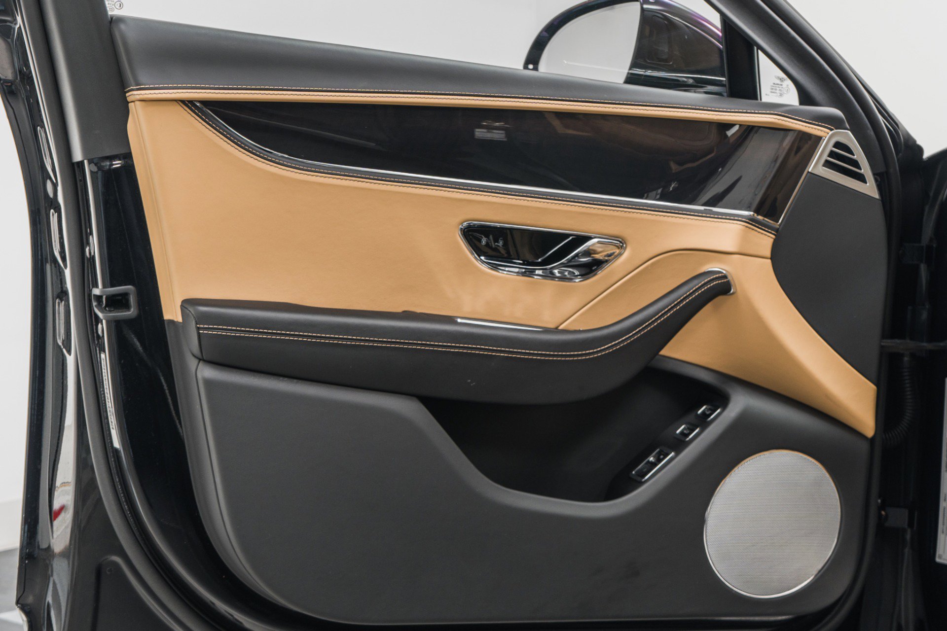 Used 2023 Bentley Flying Spur Plug-In Hybrid image 40