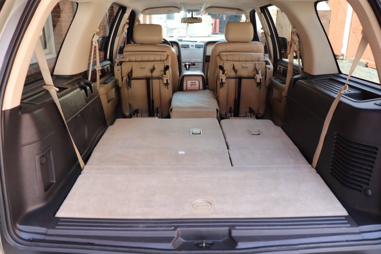 Used 2006 Lincoln Navigator Luxury RWD image 52