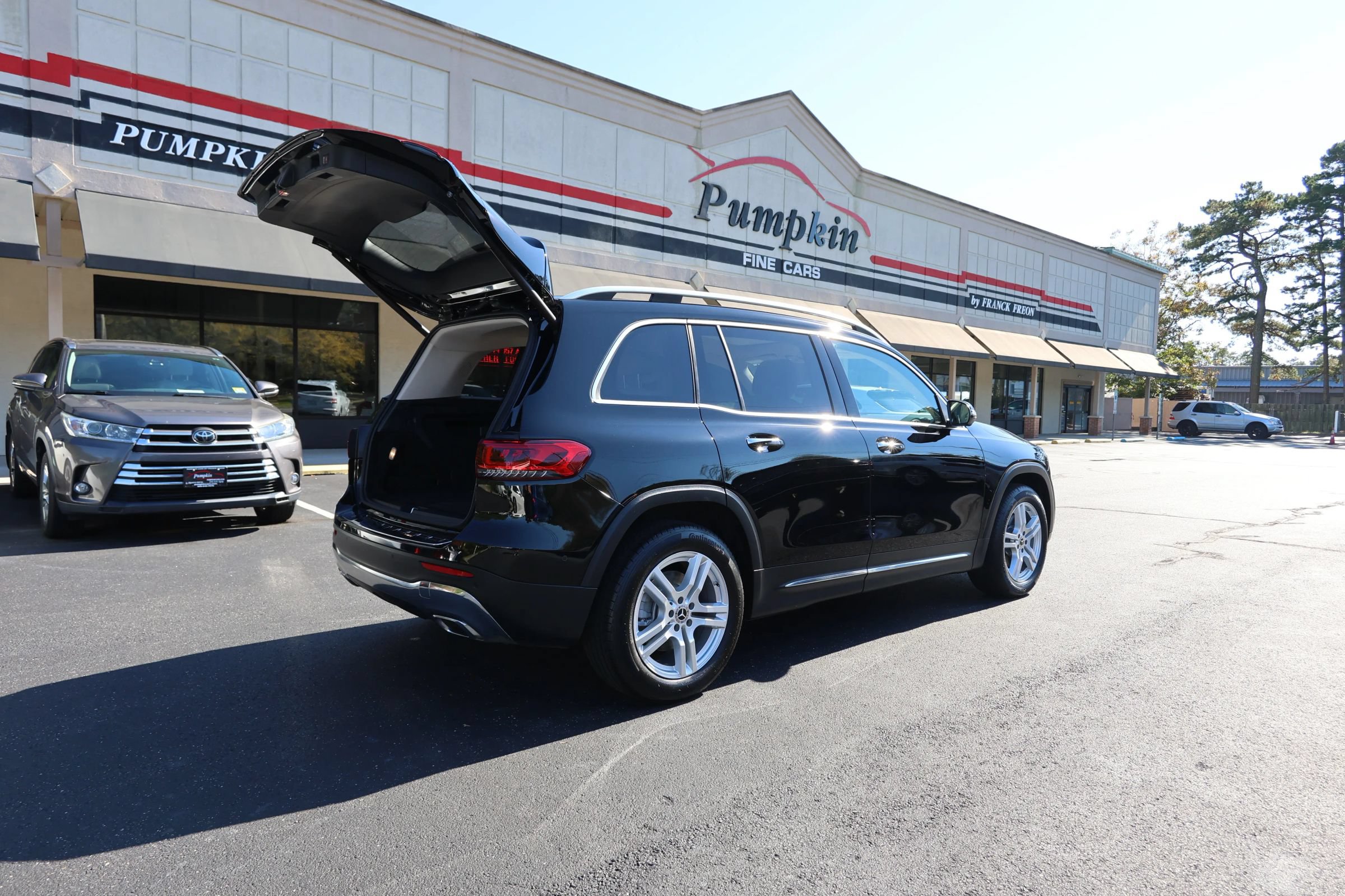 Used 2023 Mercedes-Benz GLB 250 4MATIC w/ Premium Package image 11