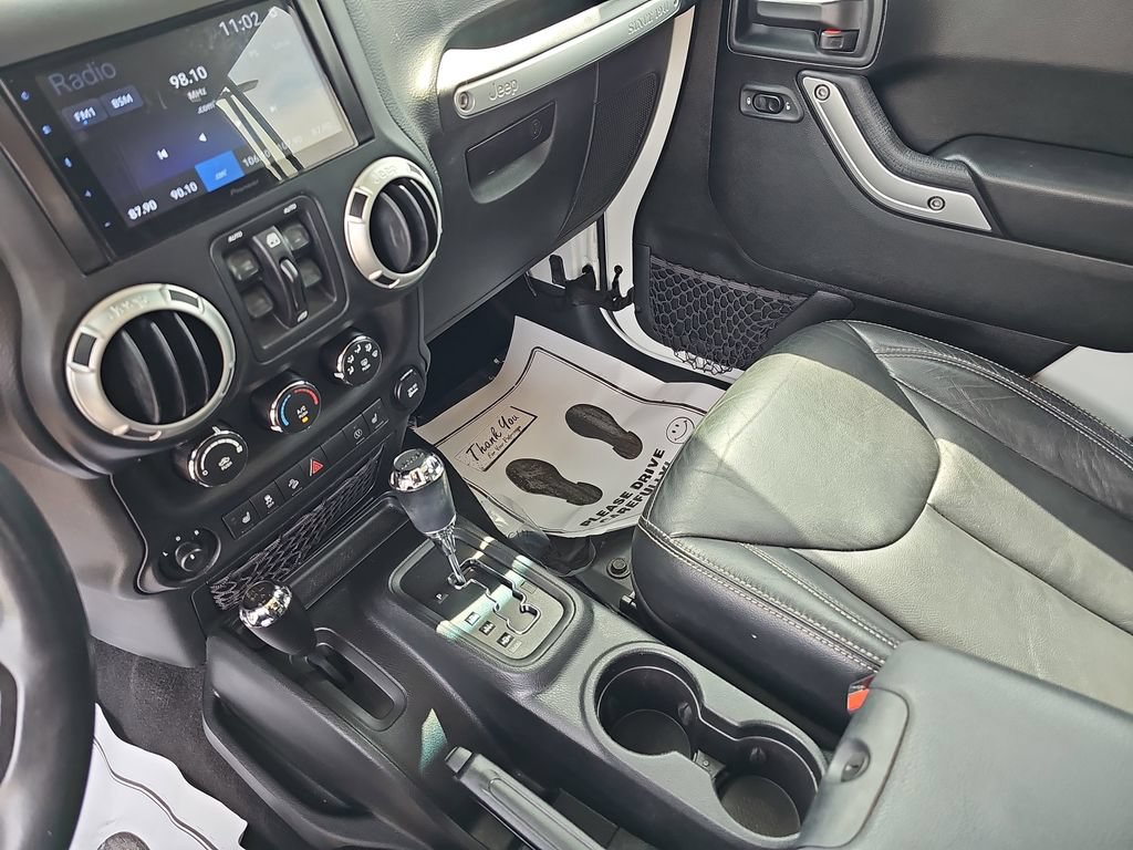 Used 2018 Jeep Wrangler Unlimited Sahara w/ Connectivity Group AWD/4WD image 24