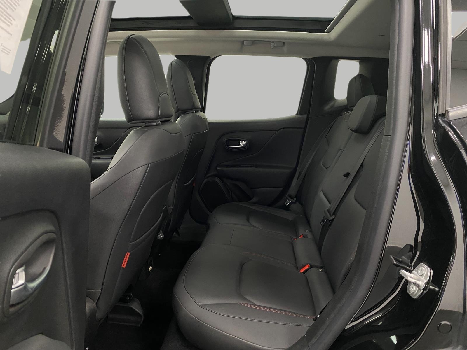 Used 2019 Jeep Renegade Trailhawk AWD/4WD image 27