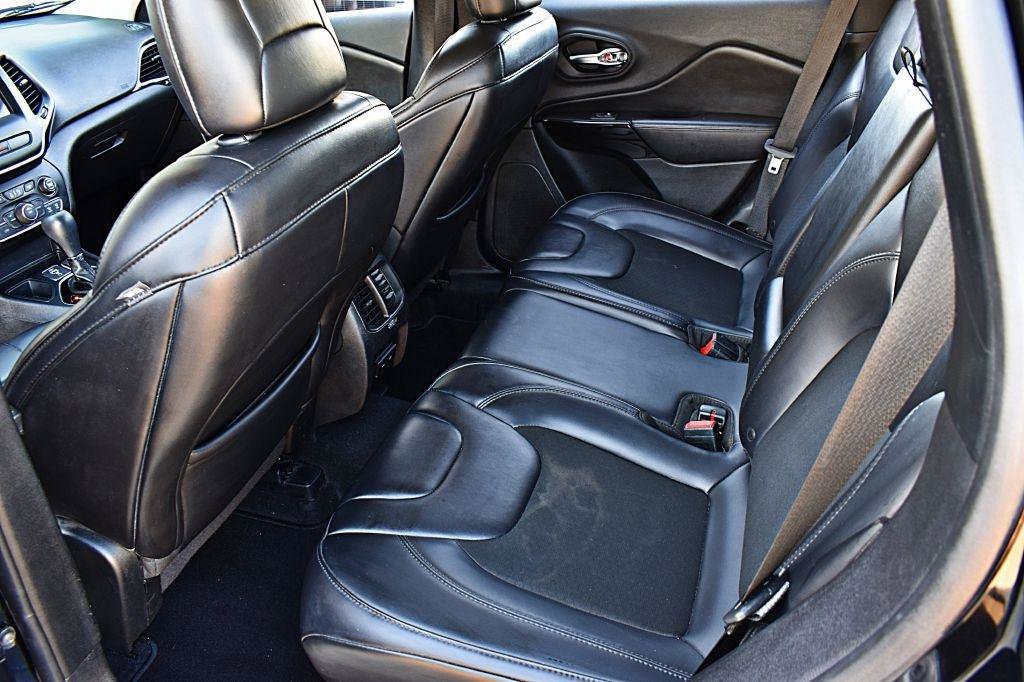 Used 2019 Jeep Cherokee Latitude Plus FWD image 17