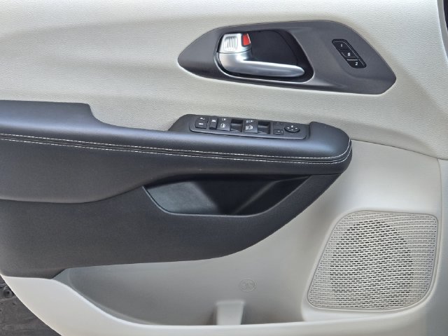 Used 2024 Chrysler Pacifica Touring-L FWD image 23