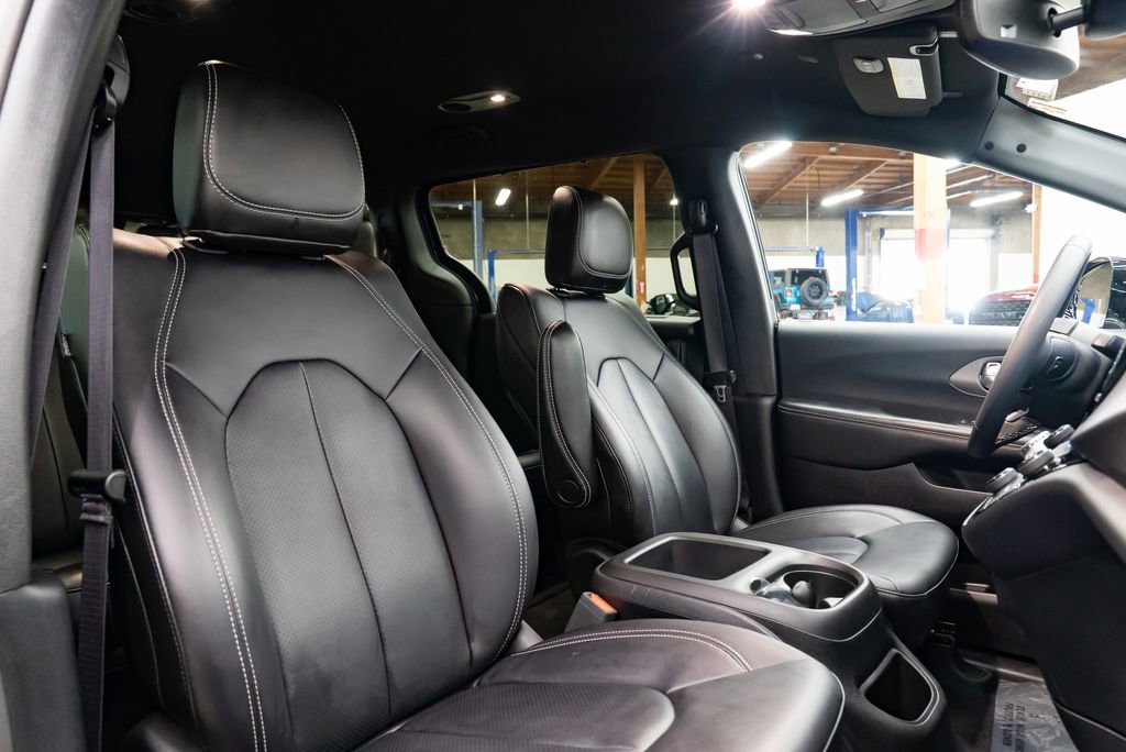 Used 2025 Chrysler Pacifica Select image 28