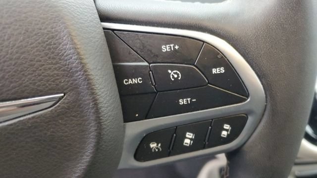 Used 2024 Chrysler Pacifica Touring-L FWD image 11