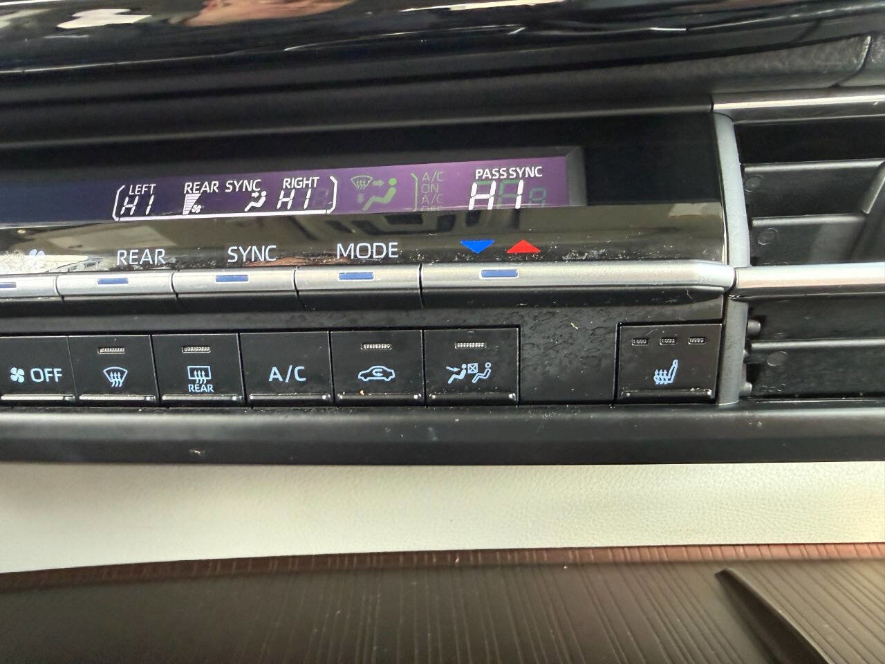 Used 2023 Toyota Sienna XLE image 45