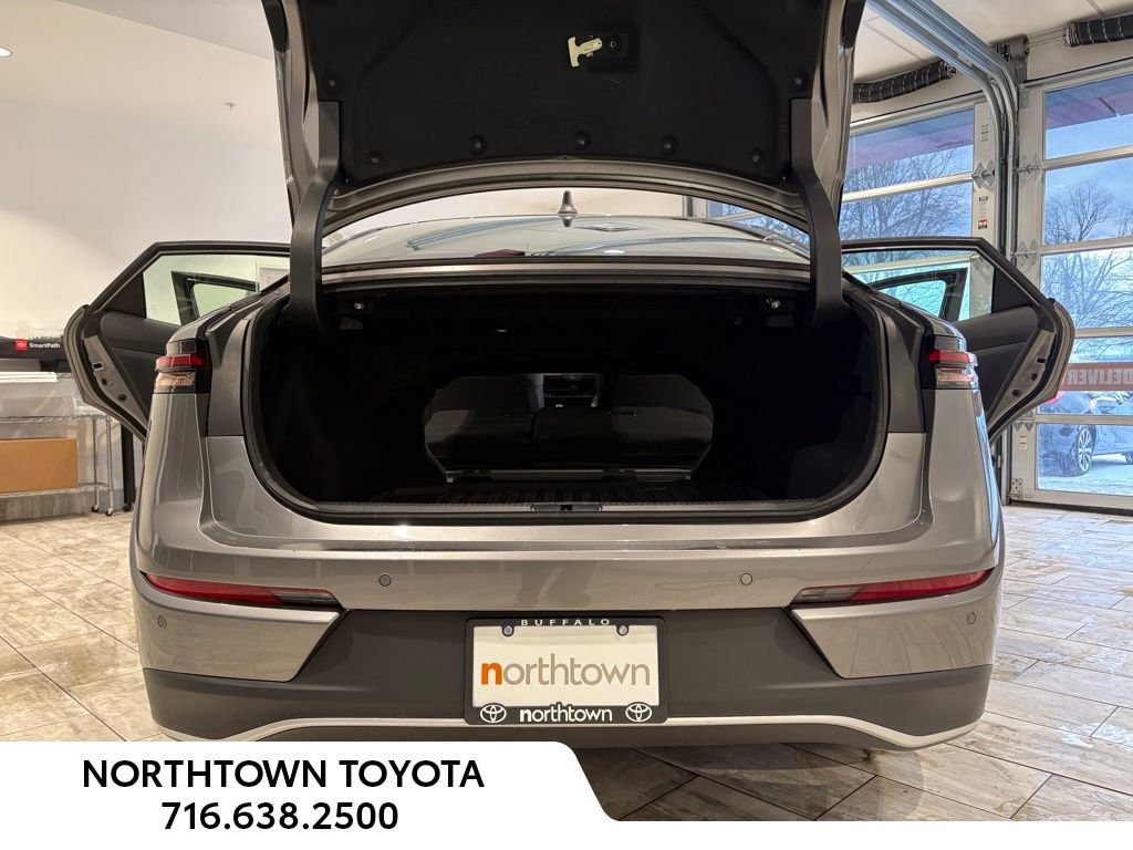 Used 2023 Toyota Crown Limited image 30