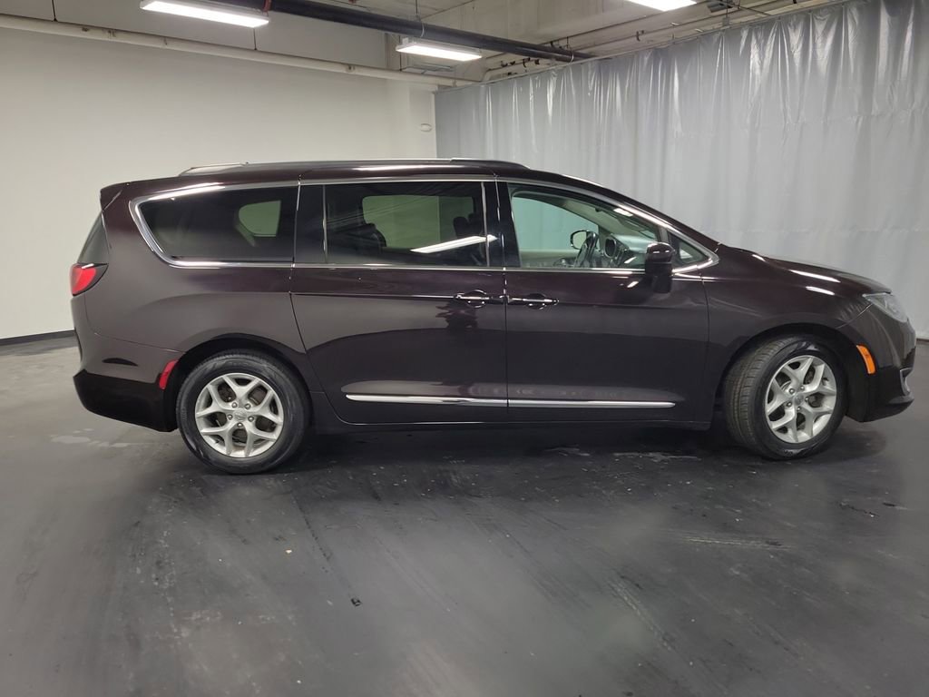 Used 2017 Chrysler Pacifica Touring-L w/ Tire & Wheel Group image 10
