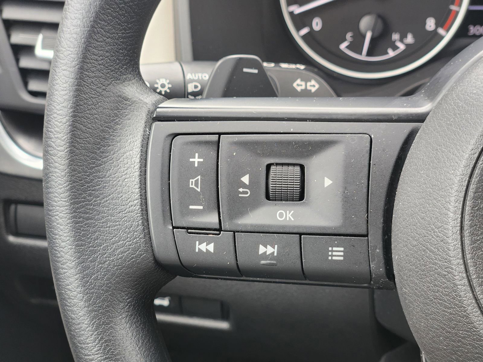 Used 2024 Nissan Rogue SV FWD image 31