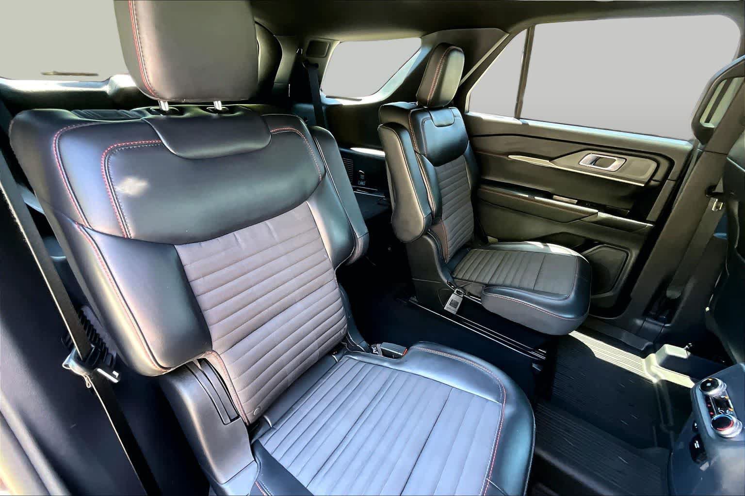 Certified 2025 Ford Explorer ST-Line w/ Premium Package AWD/4WD image 20