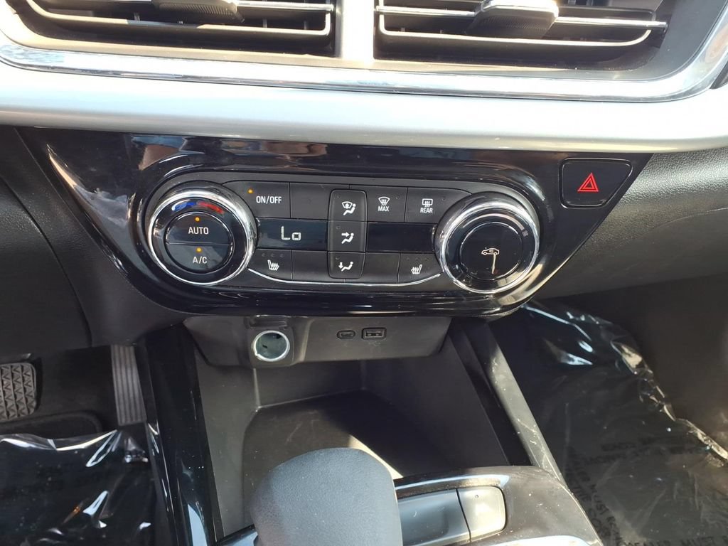 Used 2025 Chevrolet Trax LT w/ LT Convenience Package FWD image 12