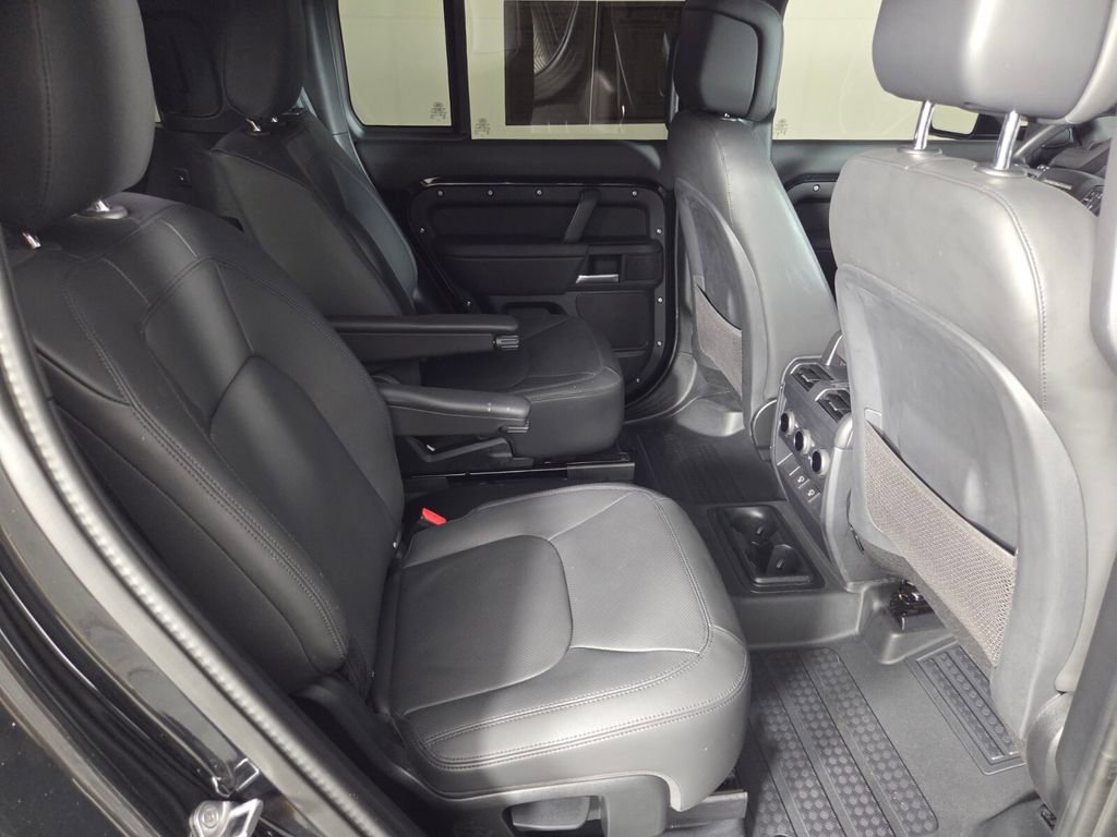 Used 2025 Land Rover Defender 130 X-Dynamic SE image 30