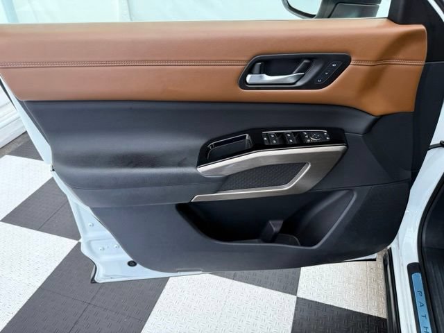 Used 2023 Nissan Pathfinder Platinum AWD/4WD image 15