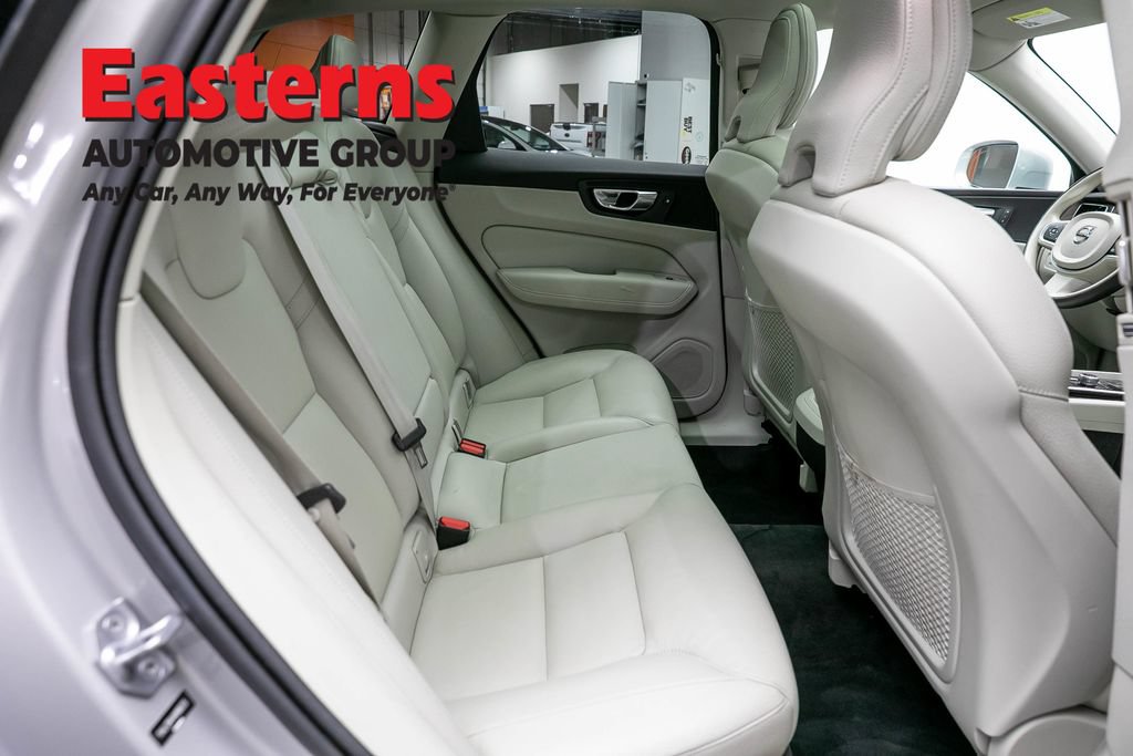 Used 2022 Volvo XC60 B5 Momentum AWD/4WD image 24