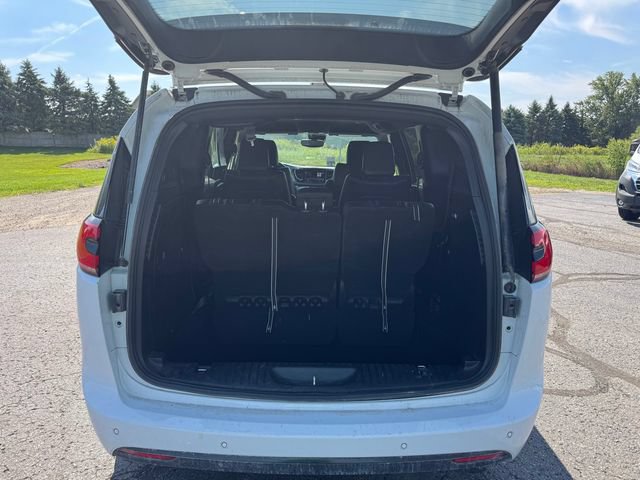 Certified 2024 Chrysler Pacifica Limited FWD image 16