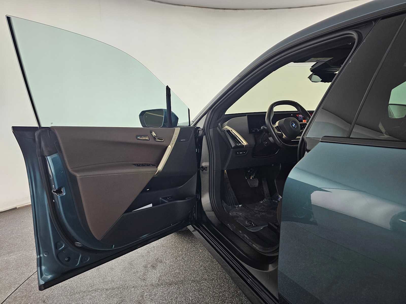 Used 2023 BMW iX xDrive50 w/ Premium Package image 20