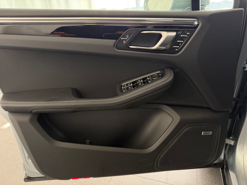 Certified 2026 Porsche Macan AWD/4WD image 15