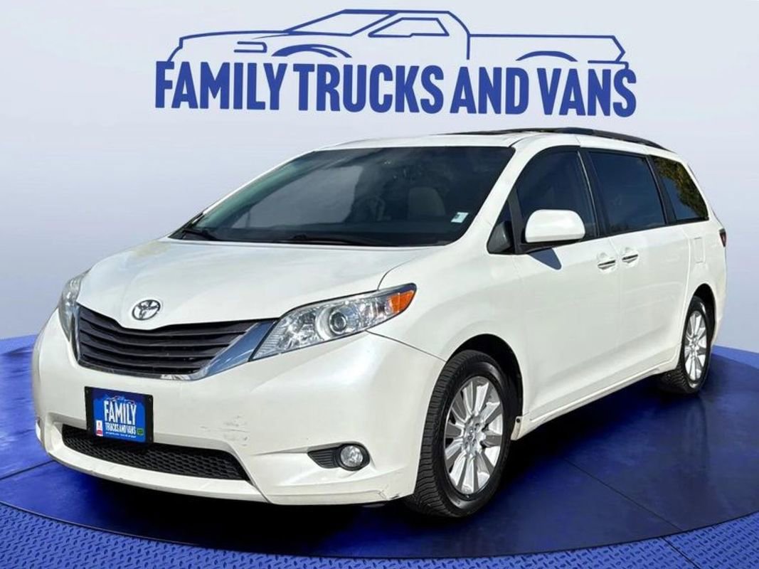 Used 2015 Toyota Sienna XLE image 1
