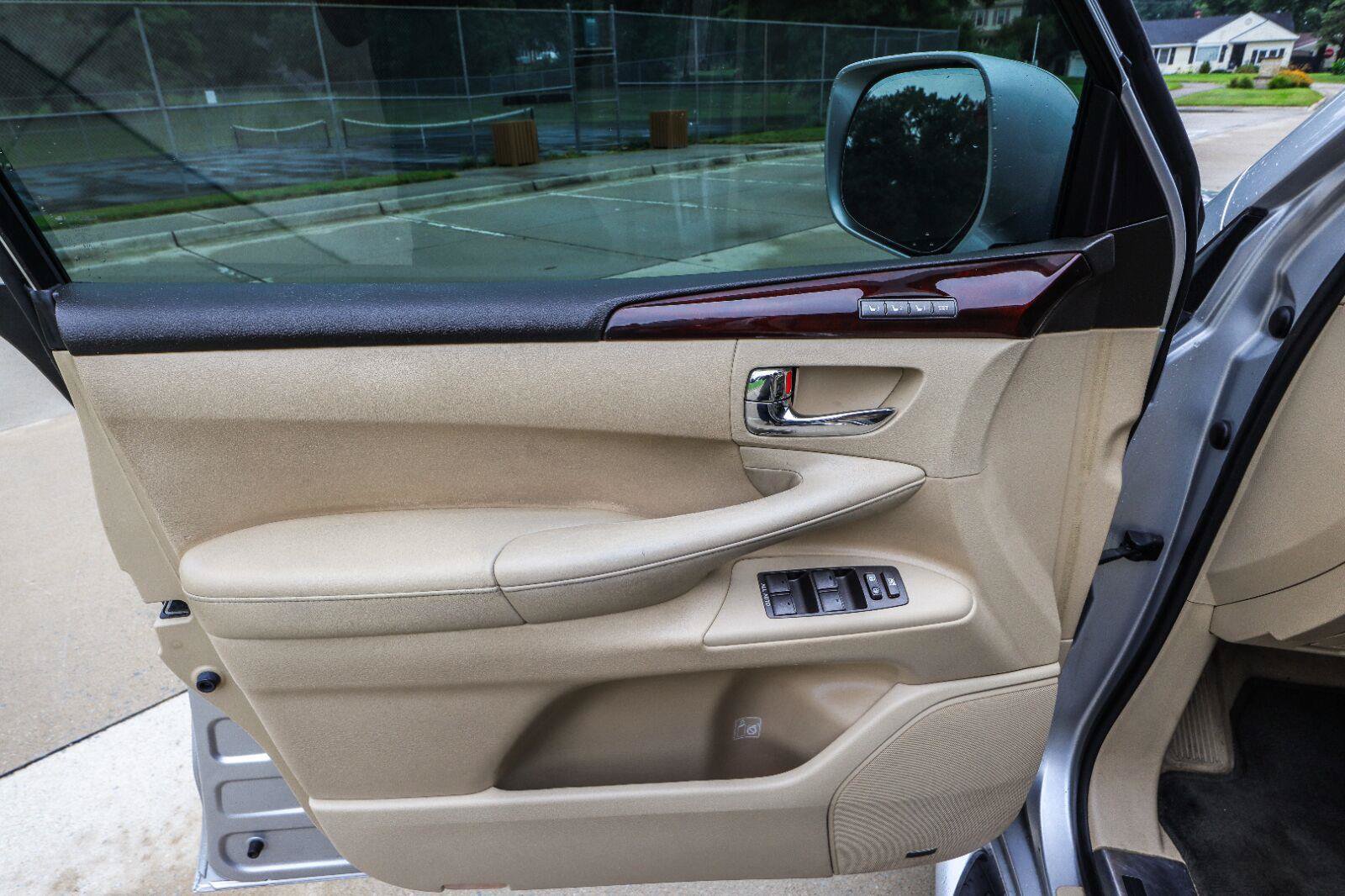 Used 2011 Lexus LX 570 4WD w/ Luxury Pkg image 39