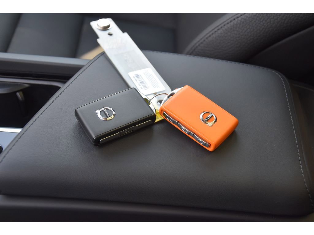 Certified 2024 Volvo XC60 T8 Plus w/ Protection Package Premier image 39