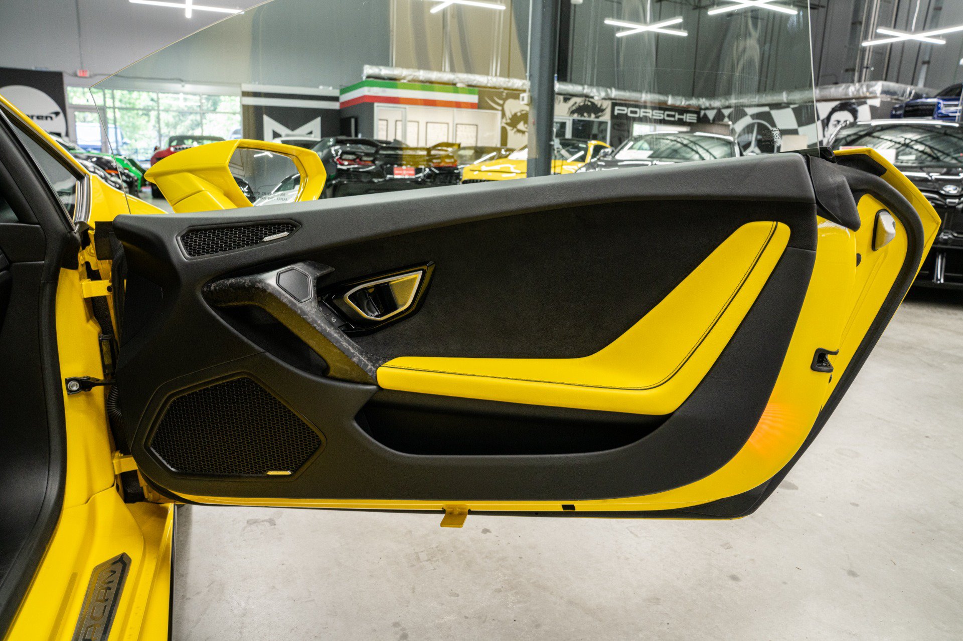 Used 2021 Lamborghini Huracan EVO RWD image 38