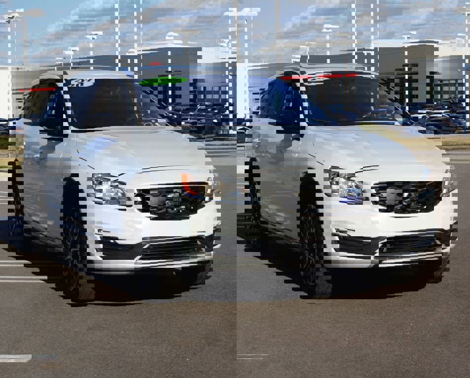 Used 2017 Volvo V60 T5 Cross Country w/ Convenience Package image 2