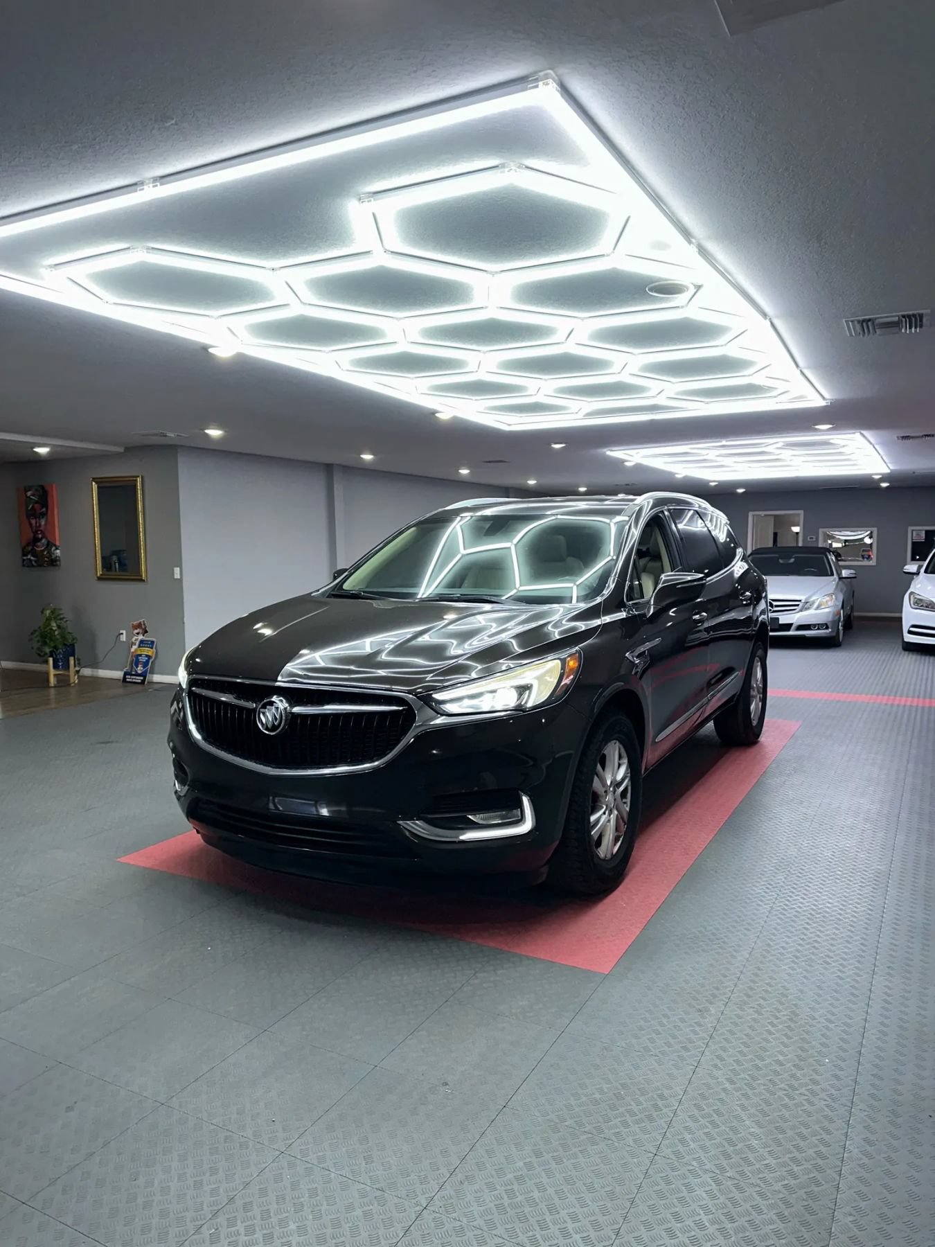 Used 2018 Buick Enclave Essence FWD image 2