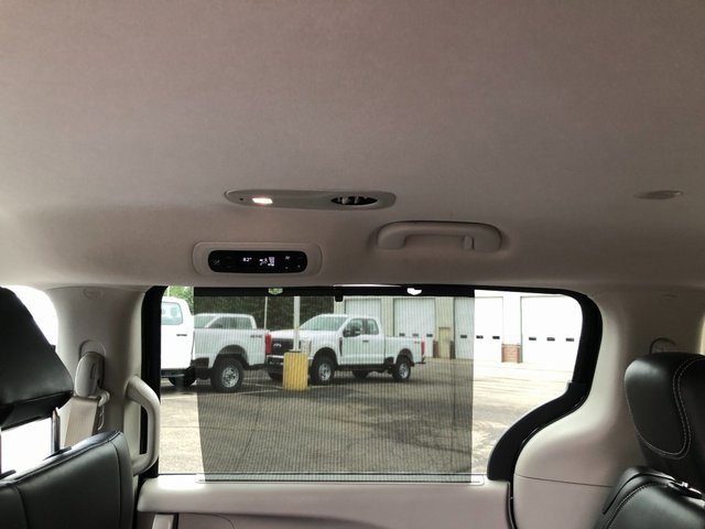 Used 2024 Chrysler Pacifica Touring-L image 17