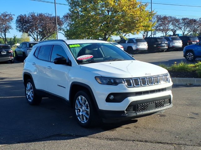 Certified 2023 Jeep Compass Latitude AWD/4WD image 3