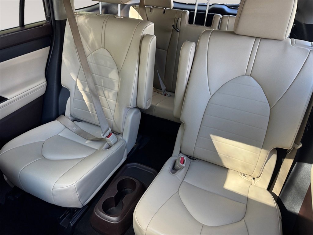 Used 2022 Toyota Highlander XLE image 13
