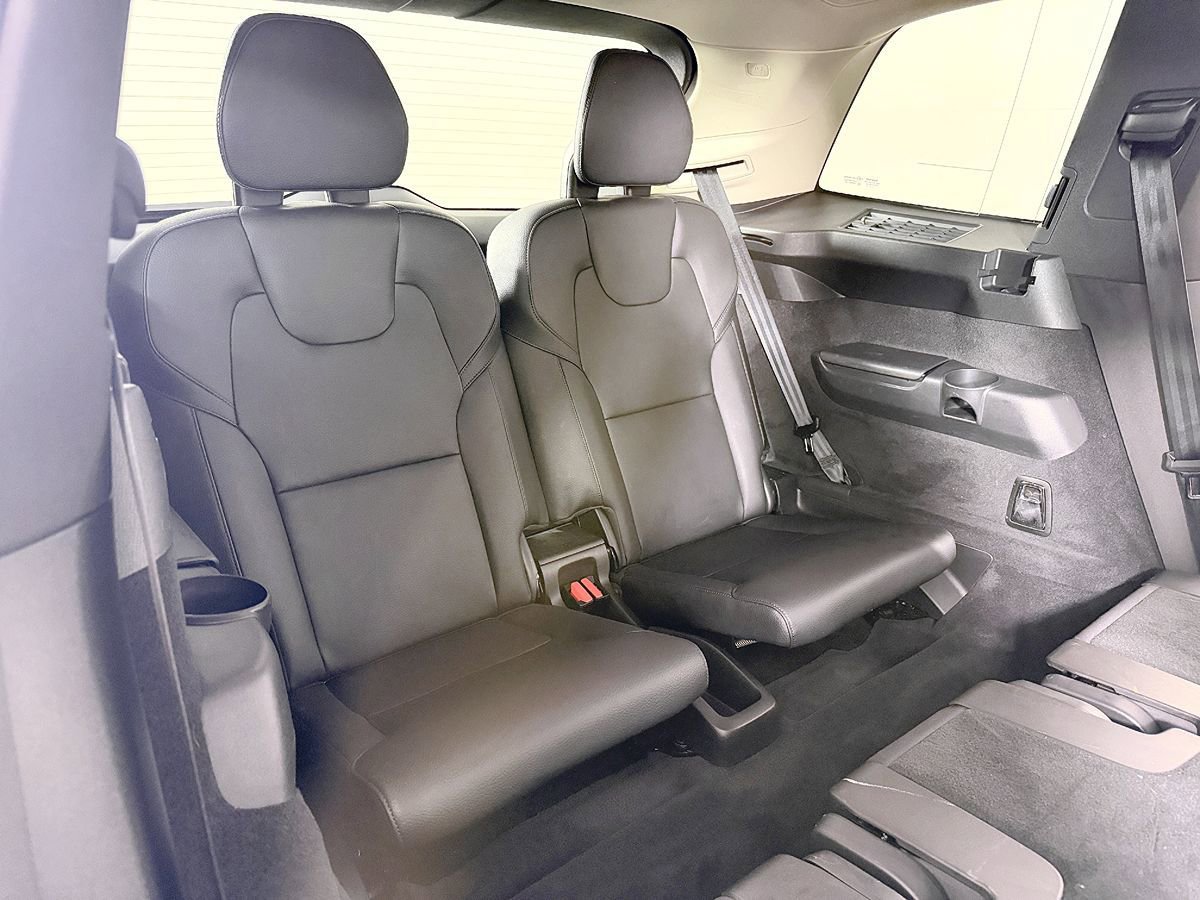 Used 2016 Volvo XC90 T6 Momentum w/ Momentum Plus Package AWD/4WD image 39