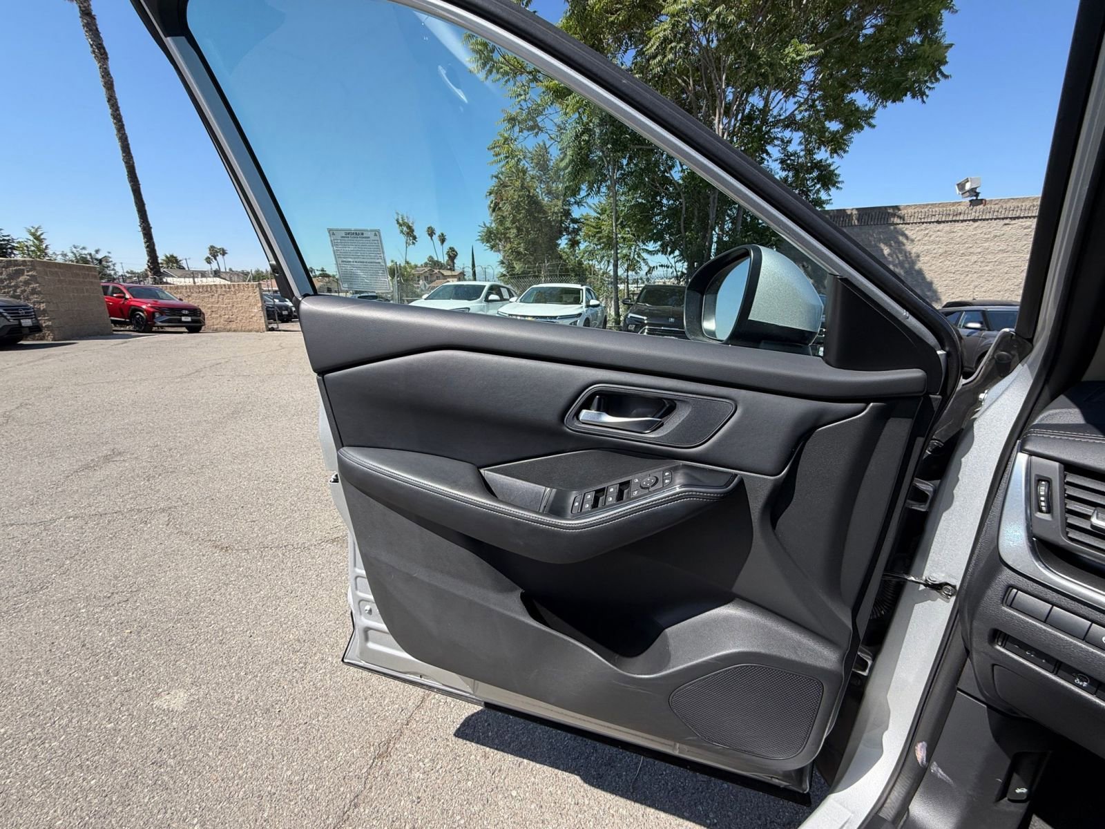 Used 2025 Nissan Rogue SV FWD image 18