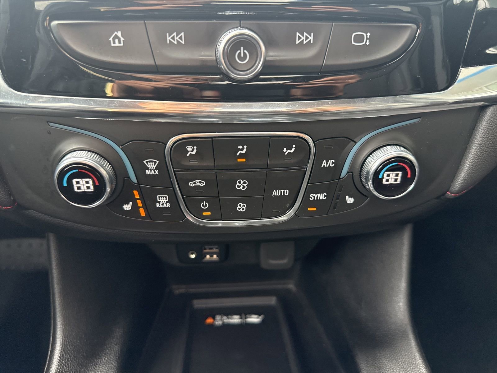 Used 2023 Chevrolet Traverse RS image 29