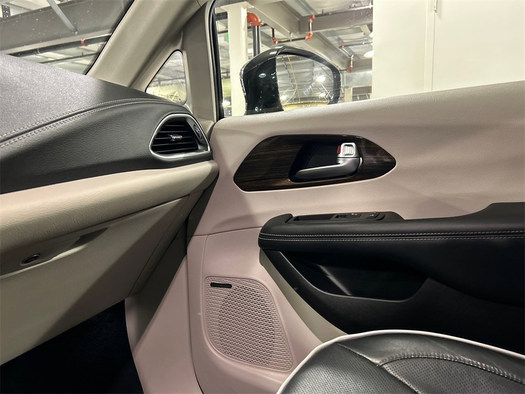 Used 2021 Chrysler Pacifica Limited w/ Uconnect Theater Family Group image 20